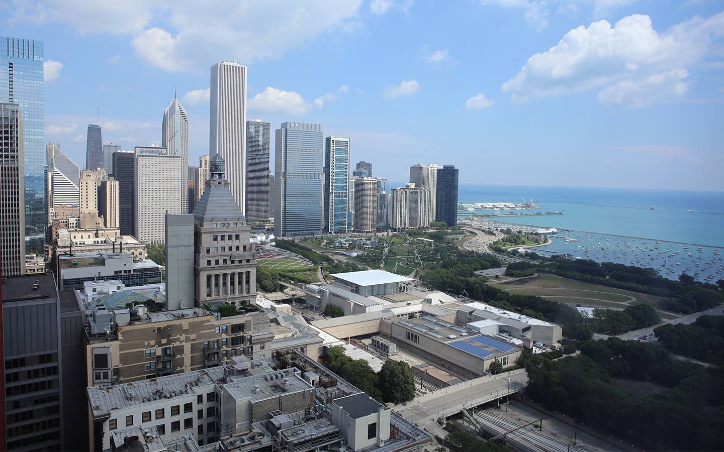 Scenic view of Chicago skyline along Lake Michigan