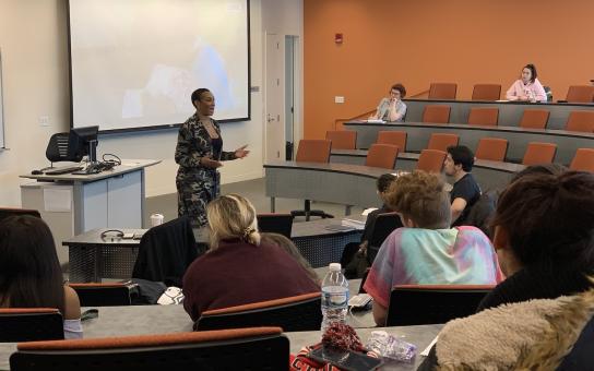 Reality TV insider Ericka Mauldin Porter gives a guest lecture in a media studies class.