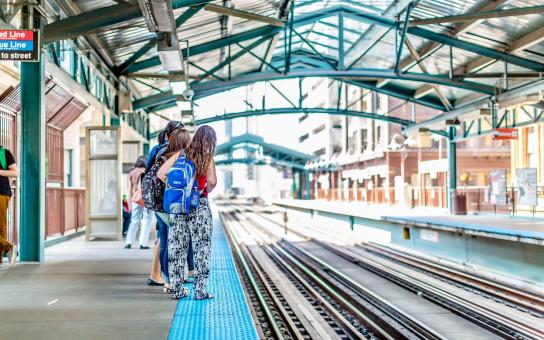 Students waiting for train at a CTA L station in Chicago downtown.