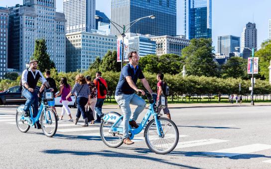 Bike riders downtown - Living in Chicago - Student Experience