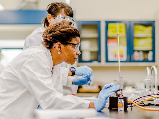 Students in lab - Focus on Excellence